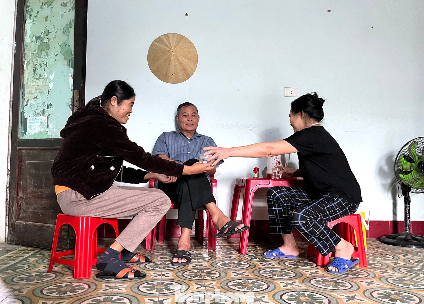 Nhưng cũng không ít người già, sức khỏe yếu, nhà lại xa nên họ đành ở lại đón Tết trong viện và các khu trọ. Nhưng cũng không ít người già, sức khỏe yếu, nhà lại xa nên họ đành ở lại đón Tết trong viện và các khu trọ.