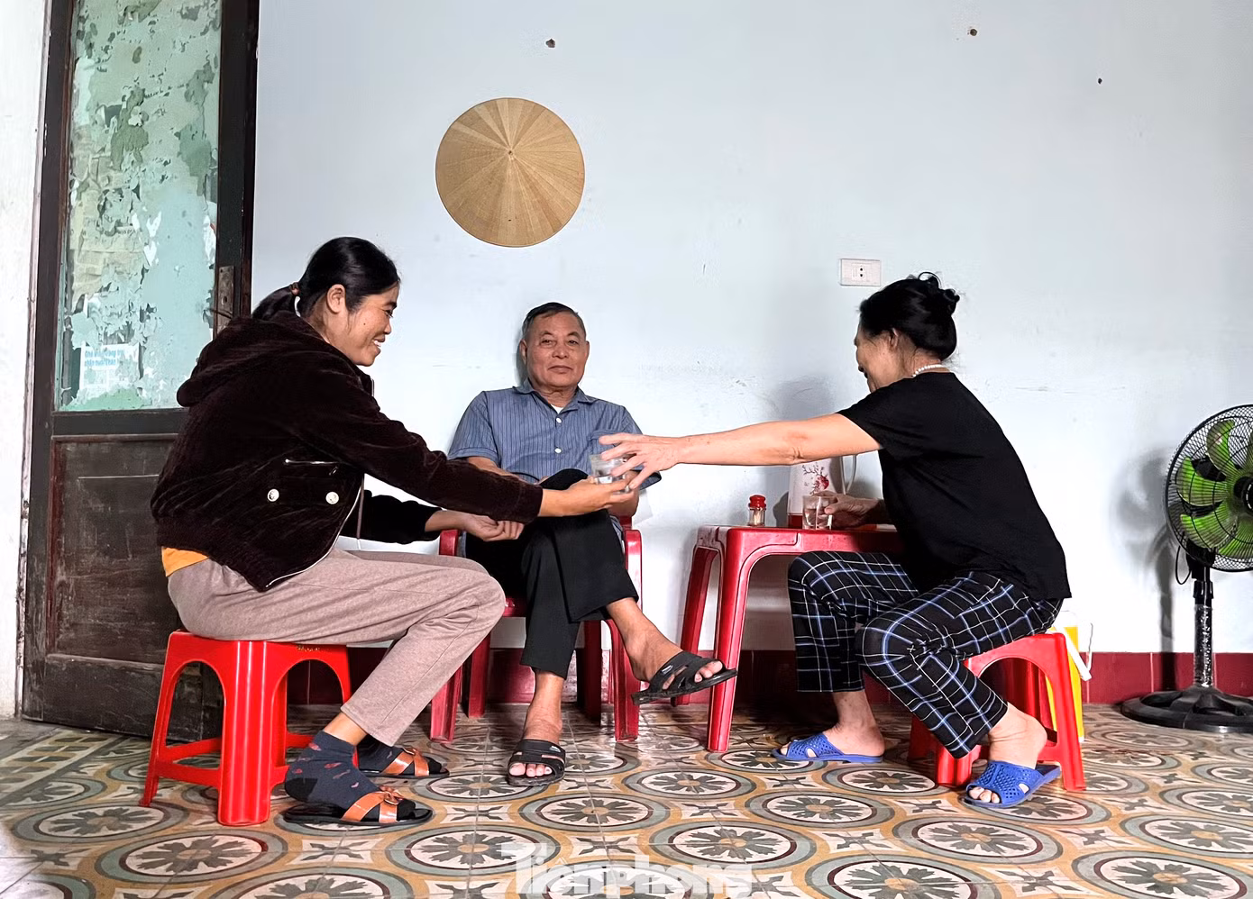 Nhưng cũng không ít người già, sức khỏe yếu, nhà lại xa nên họ đành ở lại đón Tết trong viện và các khu trọ.
