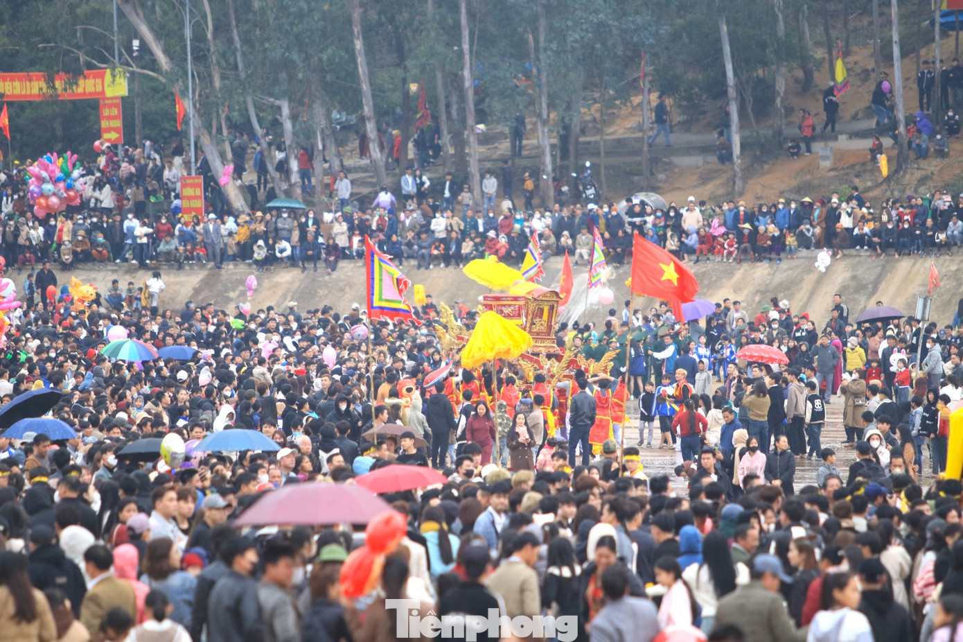 Được biết, lễ hội Đền Cờn được tổ chức hàng năm vào dịp đầu Xuân với mong muốn một năm bình an, khỏe mạnh, mưa thuận gió hoà, ngư dân đánh bắt tôm cá đầy khoang.