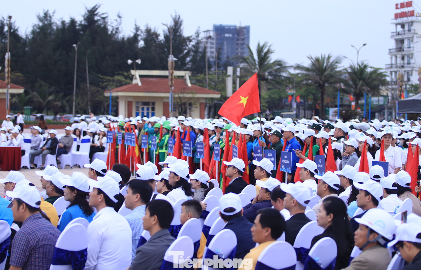 Phát biểu tại buổi lễ, ông Trần Quang Lâm - Phó Chủ tịch UBND TP. Vinh, nhấn mạnh: Bảo vệ môi trường biển không chỉ là nhiệm vụ cấp thiết trước những thách thức của biến đổi khí hậu và ô nhiễm rác thải, mà còn là yếu tố sống còn đối với sự phát triển kinh tế, du lịch và chất lượng sống của người dân. "Chúng ta hãy bắt đầu từ những hành động nhỏ như không xả rác bừa bãi, hạn chế sử dụng nhựa dùng một lần, để cùng nhau gìn giữ vẻ đẹp biển Cửa Lò", ông Lâm nói.