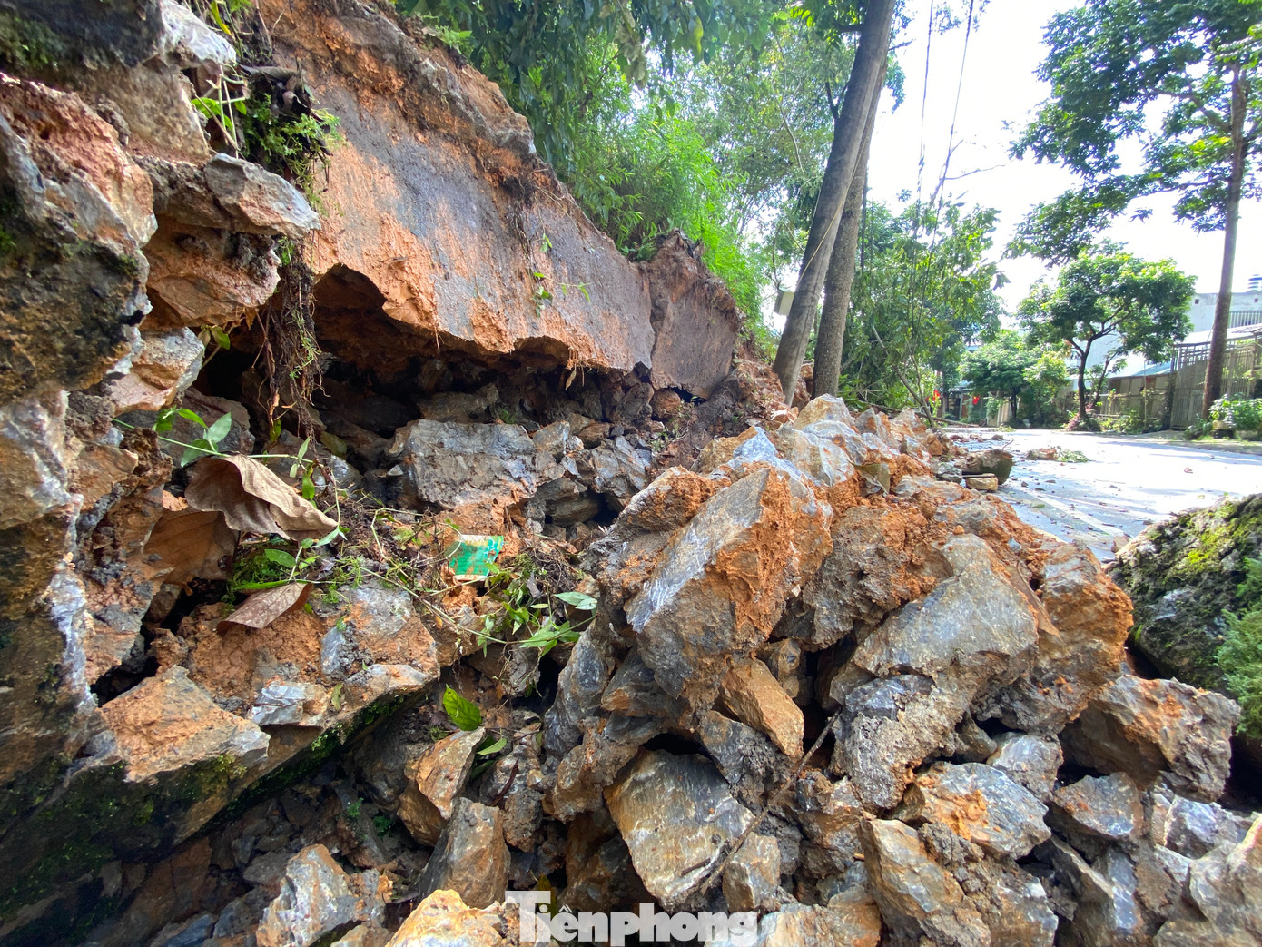 Lượng đất sạt lở lớn khiến dãy kè đá được xây dựng kiên cố cũng bị đổ sập.