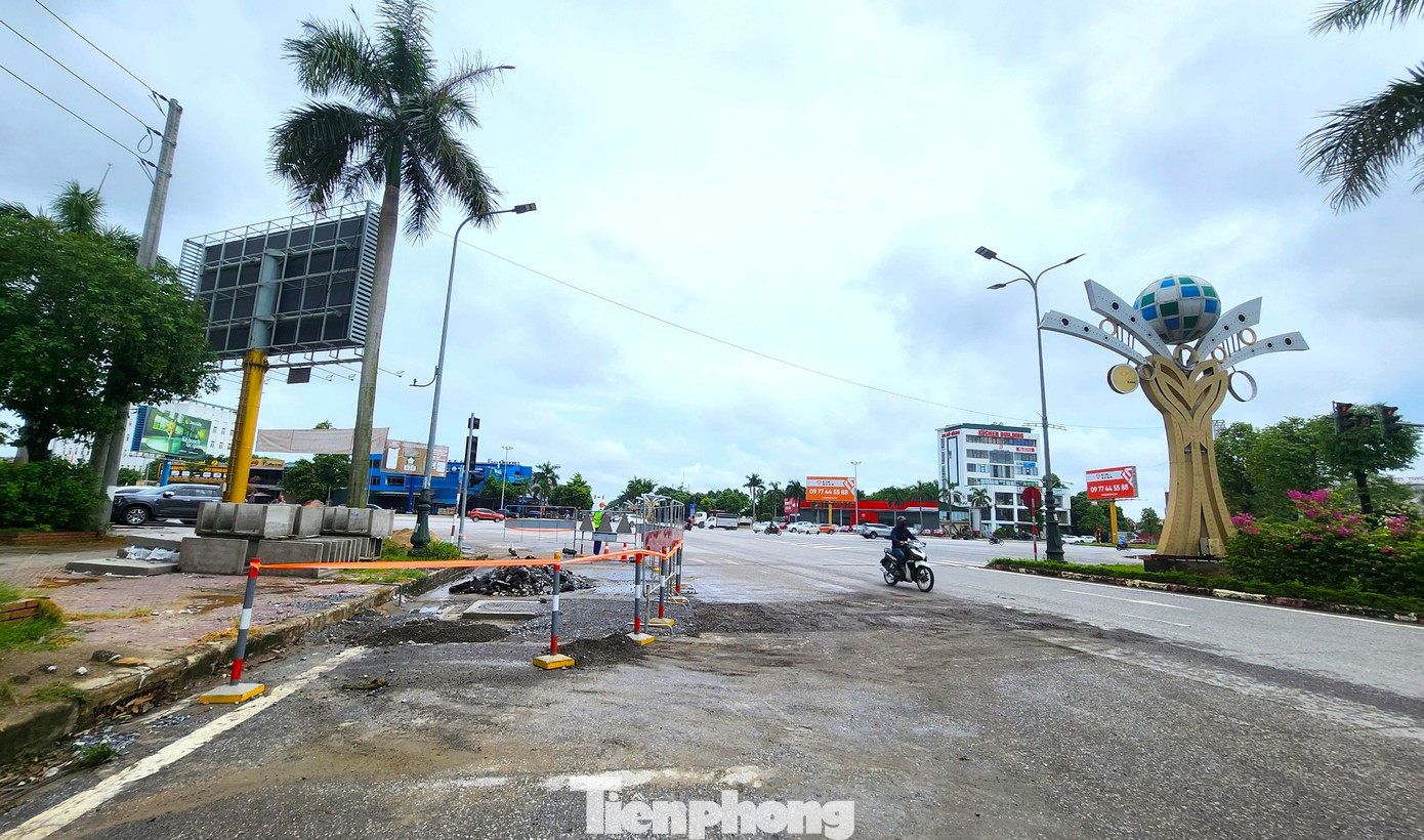 Tại ngã tư giao với Đại lộ Vinh - Cửa Lò, đơn vị thi công đào cùng lúc 4 điểm 2 bên đường. Các điểm đều thi công dang dở tạo thành nút thắt cổ chai khiến giao thông ảnh hưởng. Tại ngã tư giao với Đại lộ Vinh - Cửa Lò, đơn vị thi công đào cùng lúc 4 điểm 2 bên đường. Các điểm đều thi công dang dở tạo thành nút thắt cổ chai khiến giao thông ảnh hưởng.