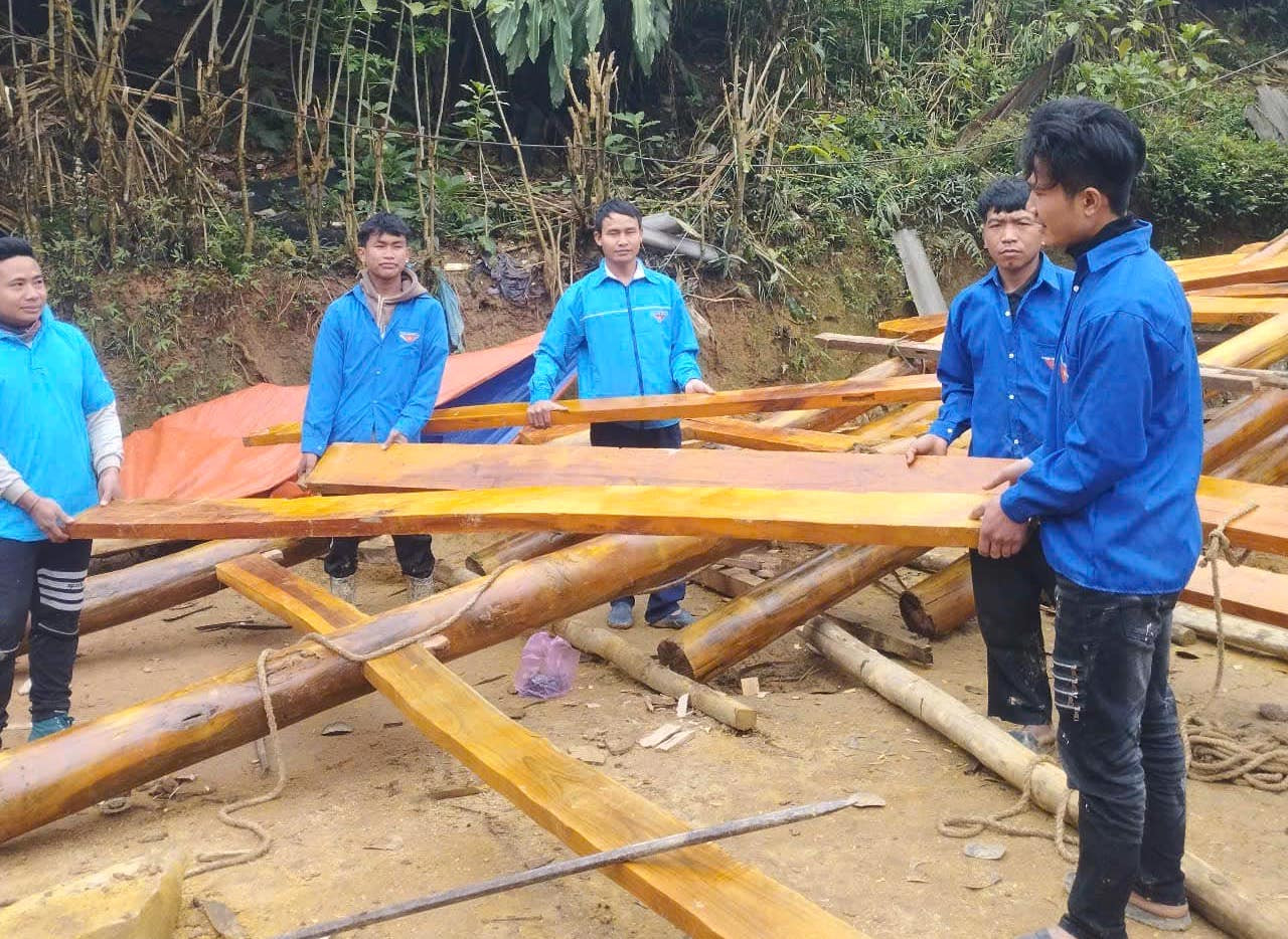 Tại xã Bảo Nam, công tác tháo dỡ nhà cũ cho gia đình ông Cụt Văn Khăm (bản Khe Nạp) được các đoàn viên thanh niên và lực lượng chức năng triển khai nhiều ngày qua. Tại xã Bảo Nam, công tác tháo dỡ nhà cũ cho gia đình ông Cụt Văn Khăm (bản Khe Nạp) được các đoàn viên thanh niên và lực lượng chức năng triển khai nhiều ngày qua.