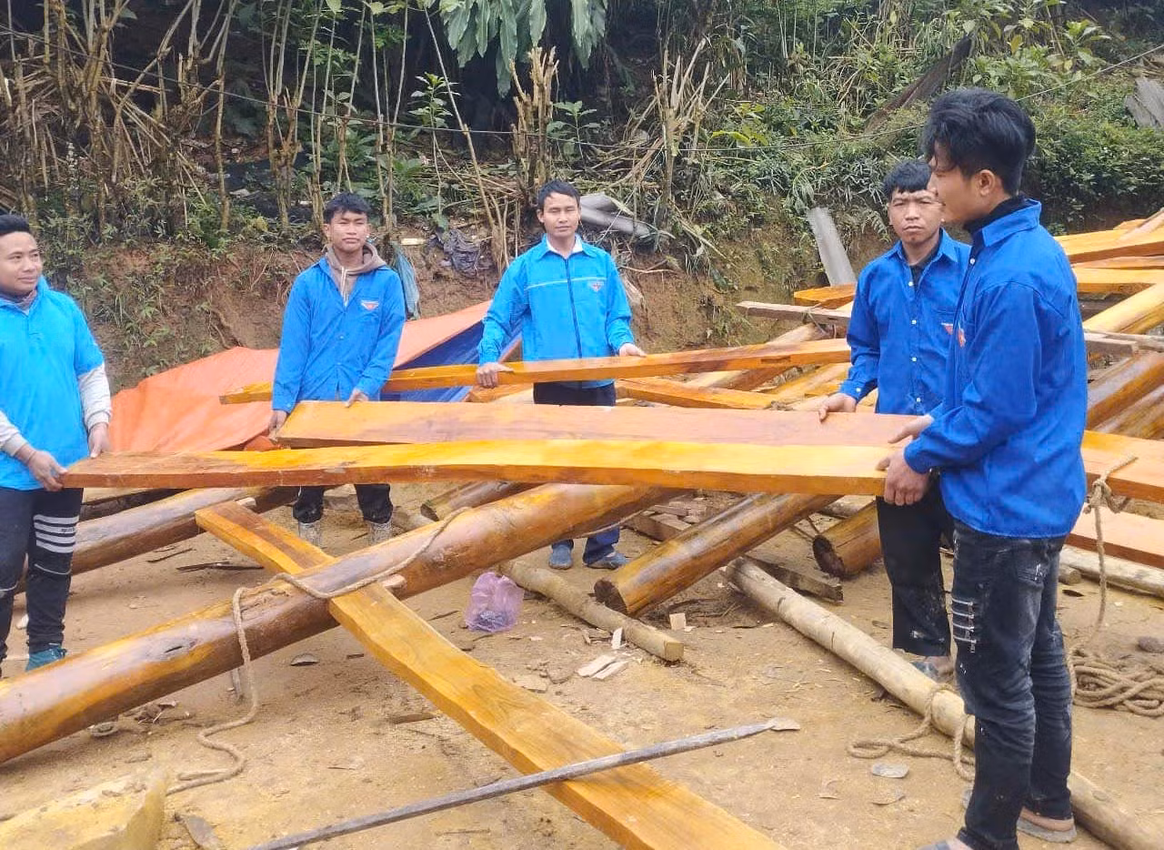 Tại xã Bảo Nam, công tác tháo dỡ nhà cũ cho gia đình ông Cụt Văn Khăm (bản Khe Nạp) được các đoàn viên thanh niên và lực lượng chức năng triển khai nhiều ngày qua.