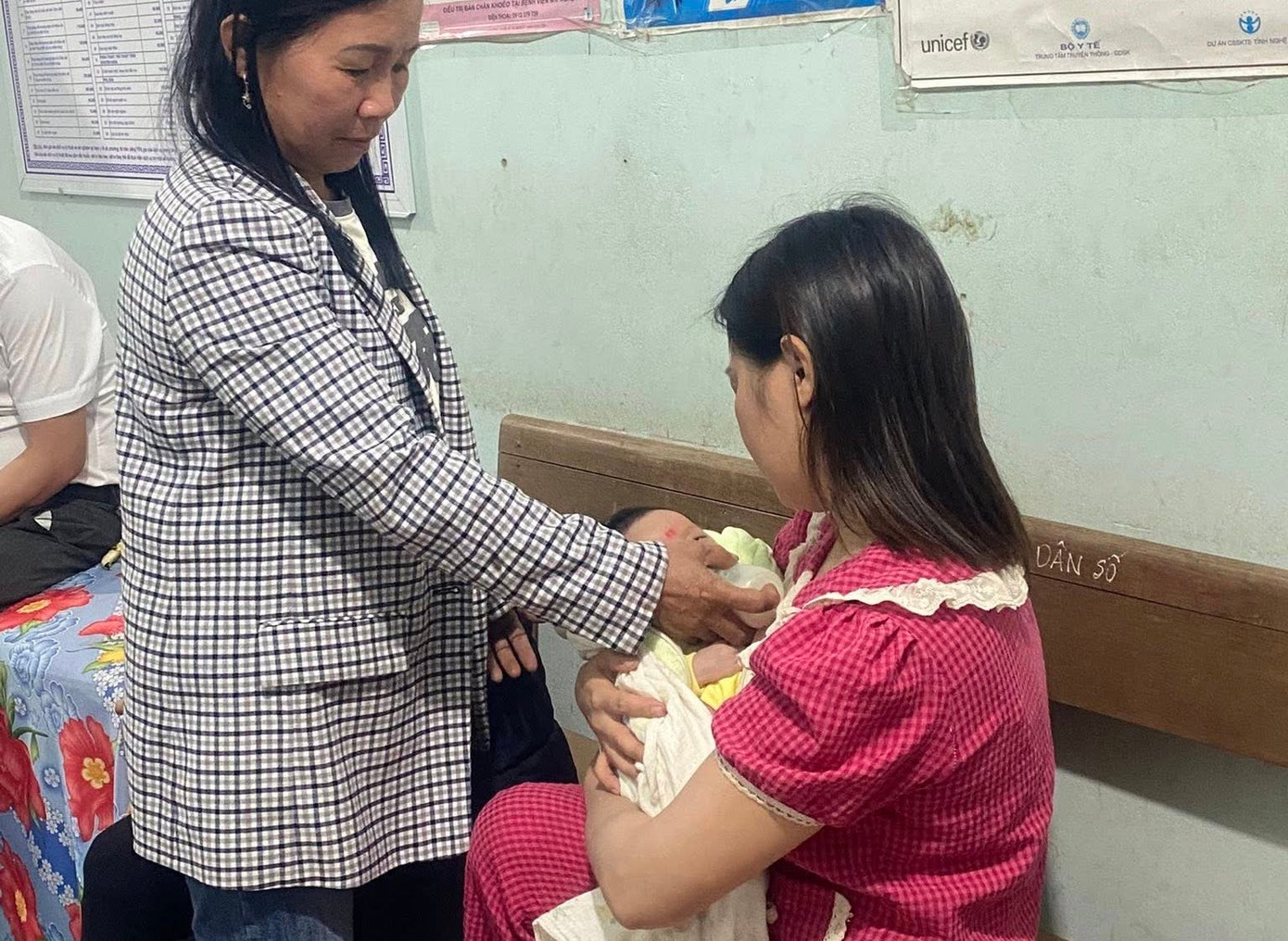 Qua kiểm tra cho thấy, bé trai bị bỏ rơi đã được sinh hơn 1 tháng tuổi có sức khỏe bình thường, kháu khỉnh. Qua kiểm tra cho thấy, bé trai bị bỏ rơi đã được sinh hơn 1 tháng tuổi có sức khỏe bình thường, kháu khỉnh.