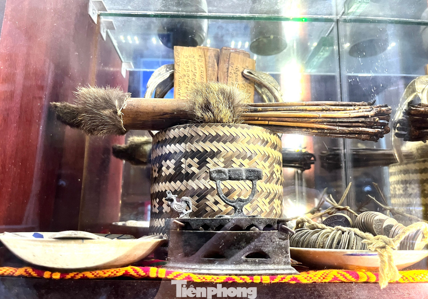Nhiều đồ vật cổ quý, có tuổi đời cả trăm năm được ông Phúc sưu tầm, cất giữ cẩn thận.