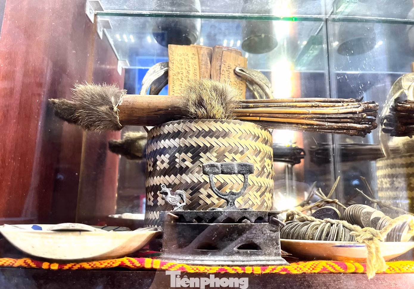 Nhiều đồ vật cổ quý, có tuổi đời cả trăm năm được ông Phúc sưu tầm, cất giữ cẩn thận.