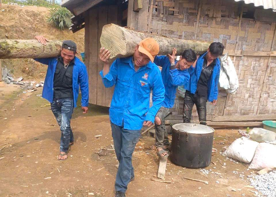 Các đoàn viên thanh niên trên địa bàn huyện Kỳ Sơn hỗ trợ từ việc vác cột nhà, vật liệu đến việc dựng nhà, lớp mái. Các đoàn viên thanh niên trên địa bàn huyện Kỳ Sơn hỗ trợ từ việc vác cột nhà, vật liệu đến việc dựng nhà, lớp mái.