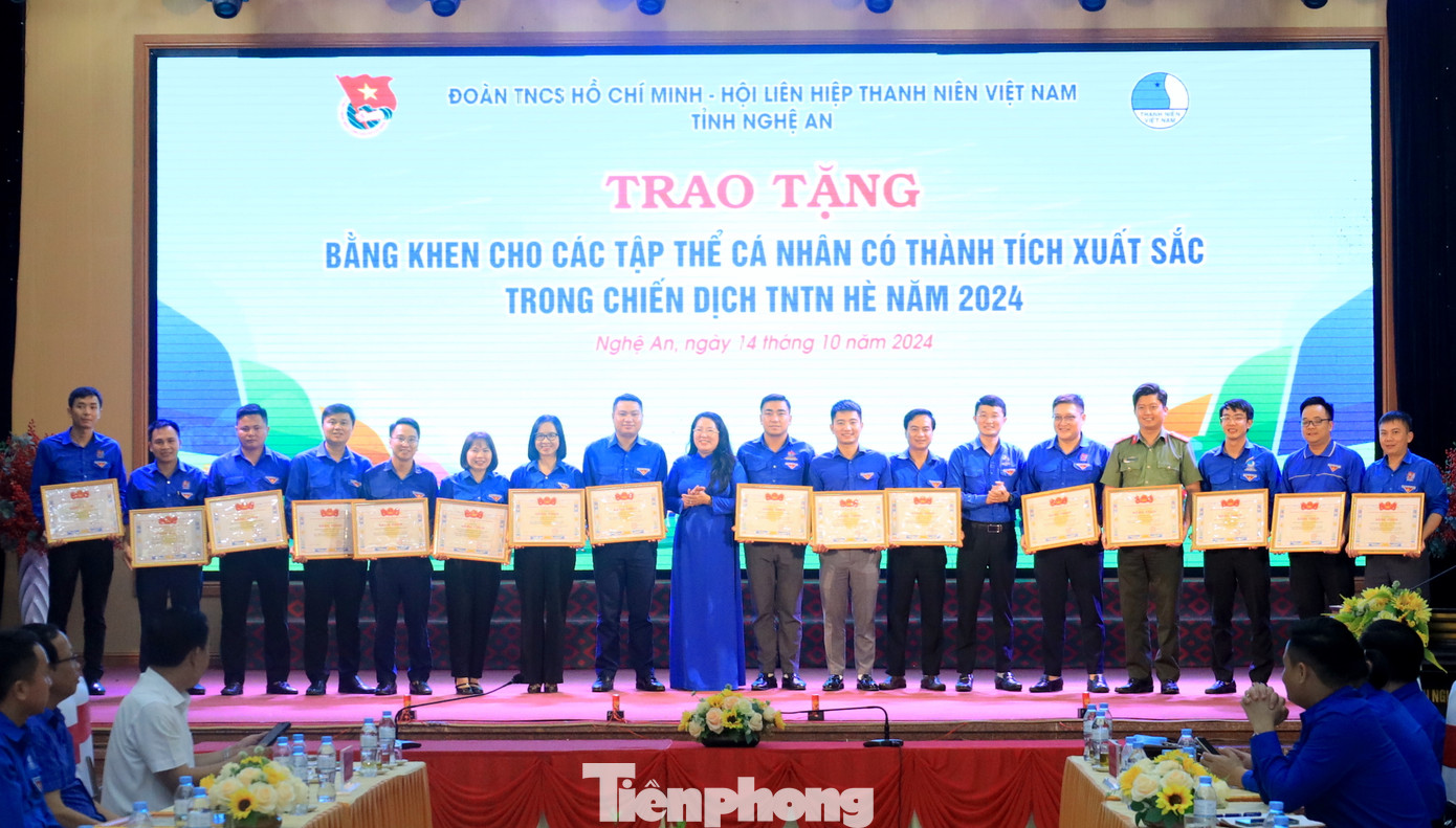 Ban chấp hành Tỉnh Đoàn tặng Bằng khen cho 17 tập thể xuất sắc trong triển khai thực hiện Chiến dịch Thanh niên tình nguyện Hè 2024. Ban chấp hành Tỉnh Đoàn tặng Bằng khen cho 17 tập thể xuất sắc trong triển khai thực hiện Chiến dịch Thanh niên tình nguyện Hè 2024.