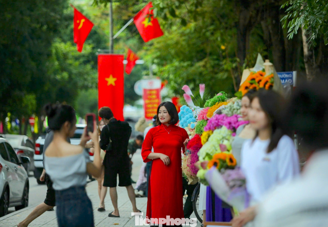 Dưới ánh nắng vàng của mùa thu, con đường càng trở nên thơ mộng và trở thành địa điểm lý tưởng để các bạn trẻ đến chụp hình lưu giữ khoảnh khắc của mùa thu.