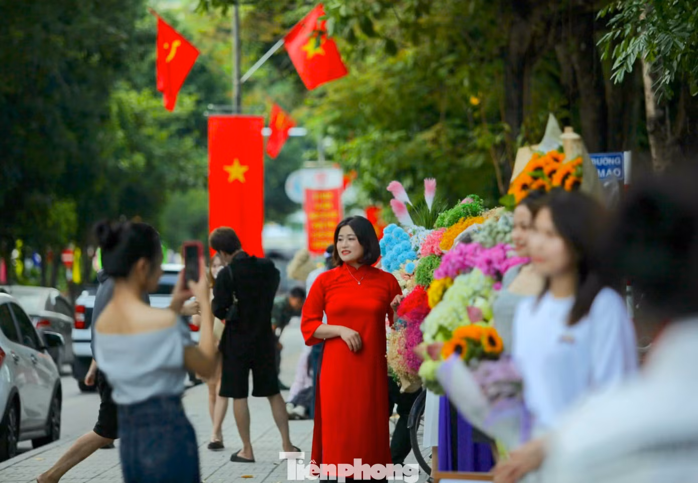 Dưới ánh nắng vàng của mùa thu, con đường càng trở nên thơ mộng và trở thành địa điểm lý tưởng để các bạn trẻ đến chụp hình lưu giữ khoảnh khắc của mùa thu.