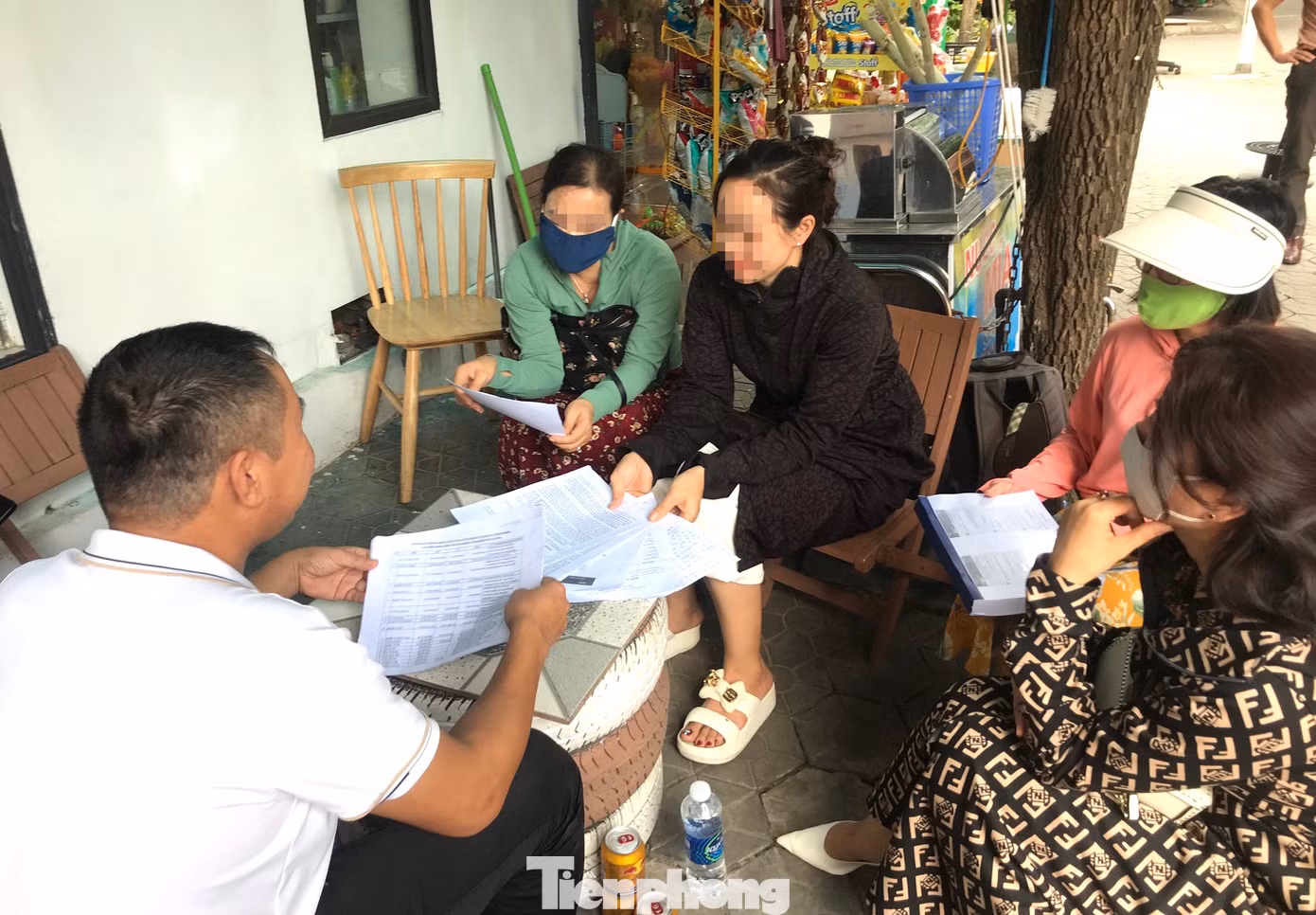 Nhiều người hiện đang trong tình cảnh "sống dở chết dở". Nhiều người hiện đang trong tình cảnh "sống dở chết dở".