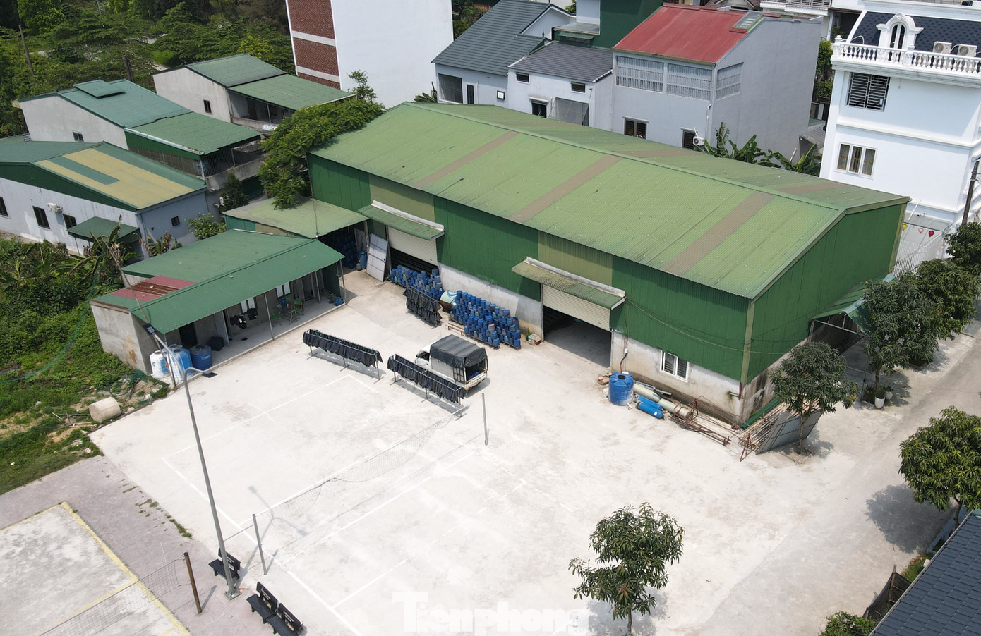 Lãnh đạo phường Trung Đô cho biết, cơ sở sản xuất giá đỗ này trước đây hoạt động tại phường Vinh Tân. Ít tháng trước, cơ sở này đến phường Trung Đô thuê lại một nhà kho trên địa bàn khối 3 để sản xuất giá đỗ. Lãnh đạo phường Trung Đô cho biết, cơ sở sản xuất giá đỗ này trước đây hoạt động tại phường Vinh Tân. Ít tháng trước, cơ sở này đến phường Trung Đô thuê lại một nhà kho trên địa bàn khối 3 để sản xuất giá đỗ.