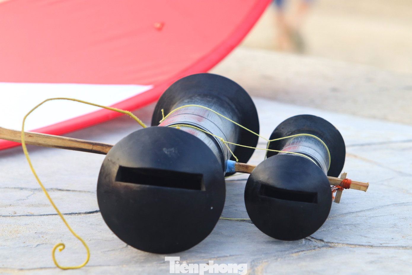 Trước khi thả diều, những người chơi sẽ kiểm tra thật kỹ con diều để tránh trường hợp bất trắc xảy ra khi diều đang ở trên không trung. Trong đó quan trọng nhất là khớp nối dây, khung diều và kiểm tra sáo đã được buộc chặt hay chưa. Chỉ cần một sơ suất nhỏ, diều có thể bị "rụng" và sẽ dẫn đến hư hỏng, thiệt hại lớn.