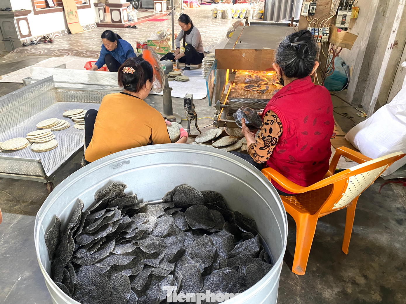 Những người thợ làm luôn tay, luôn chân để kịp giao cho khách hàng dịp Tết.