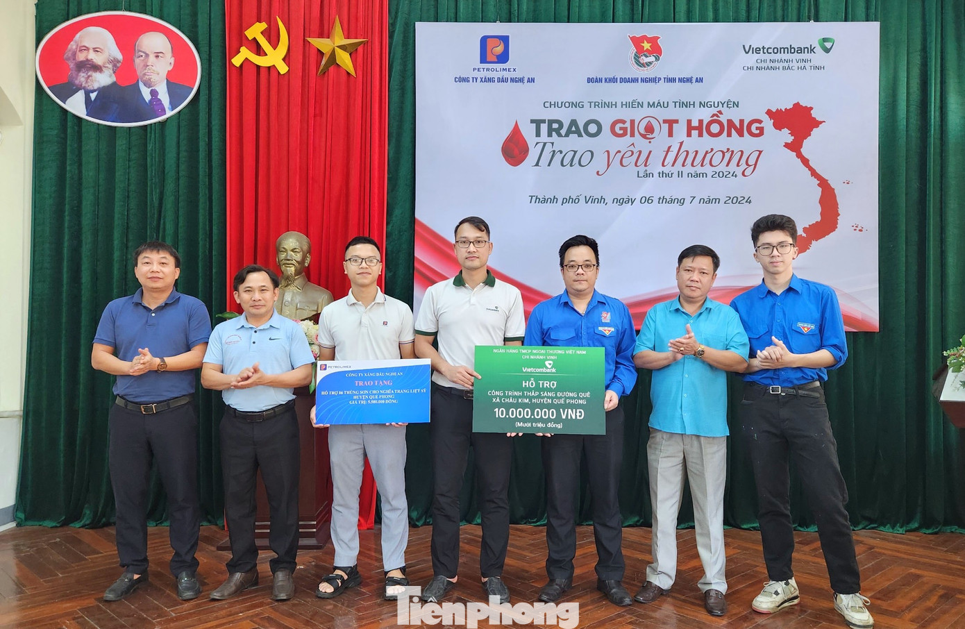 Nhận được lời kêu gọi của Huyện Đoàn Quế Phong và Đoàn khối Doanh nghiệp tỉnh Nghệ An, tại chương trình này, Đoàn Công ty Xăng dầu Nghệ An và Đoàn Ngân hàng Vietcombank chi nhánh thành phố Vinh đã trao tặng công trình “sơn sửa Nghĩa trang liệt sĩ Huyện Quế Phong” và công trình “Đường điện mặt trời - Thắp sáng đường quê tại xã Châu Kim, huyện Quế Phong”. Nhận được lời kêu gọi của Huyện Đoàn Quế Phong và Đoàn khối Doanh nghiệp tỉnh Nghệ An, tại chương trình này, Đoàn Công ty Xăng dầu Nghệ An và Đoàn Ngân hàng Vietcombank chi nhánh thành phố Vinh đã trao tặng công trình “sơn sửa Nghĩa trang liệt sĩ Huyện Quế Phong” và công trình “Đường điện mặt trời - Thắp sáng đường quê tại xã Châu Kim, huyện Quế Phong”.