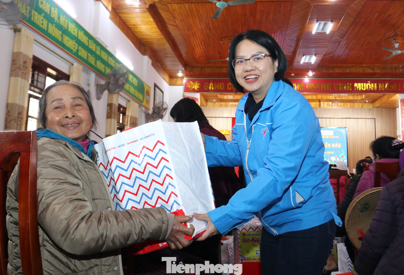 Chị Nguyễn Thị Thu Vân - Ủy viên BTV, Trưởng Ban Thanh niên nông thôn T.Ư Đoàn trao tặng quà Tết đến người dân xã Nghi Hưng (Nghi Lộc, Nghệ An). Chị Nguyễn Thị Thu Vân - Ủy viên BTV, Trưởng Ban Thanh niên nông thôn T.Ư Đoàn trao tặng quà Tết đến người dân xã Nghi Hưng (Nghi Lộc, Nghệ An).