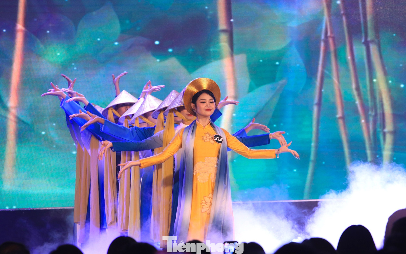 Nhiều thí sinh chuẩn bị công phu với dàn múa phụ họa, các đạo cụ độc đáo.