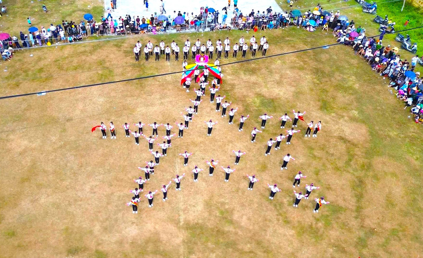 Màn đồng diễn xếp hình ngôi sao đẹp mắt của các em thiếu nhi huyện Diễn Châu.