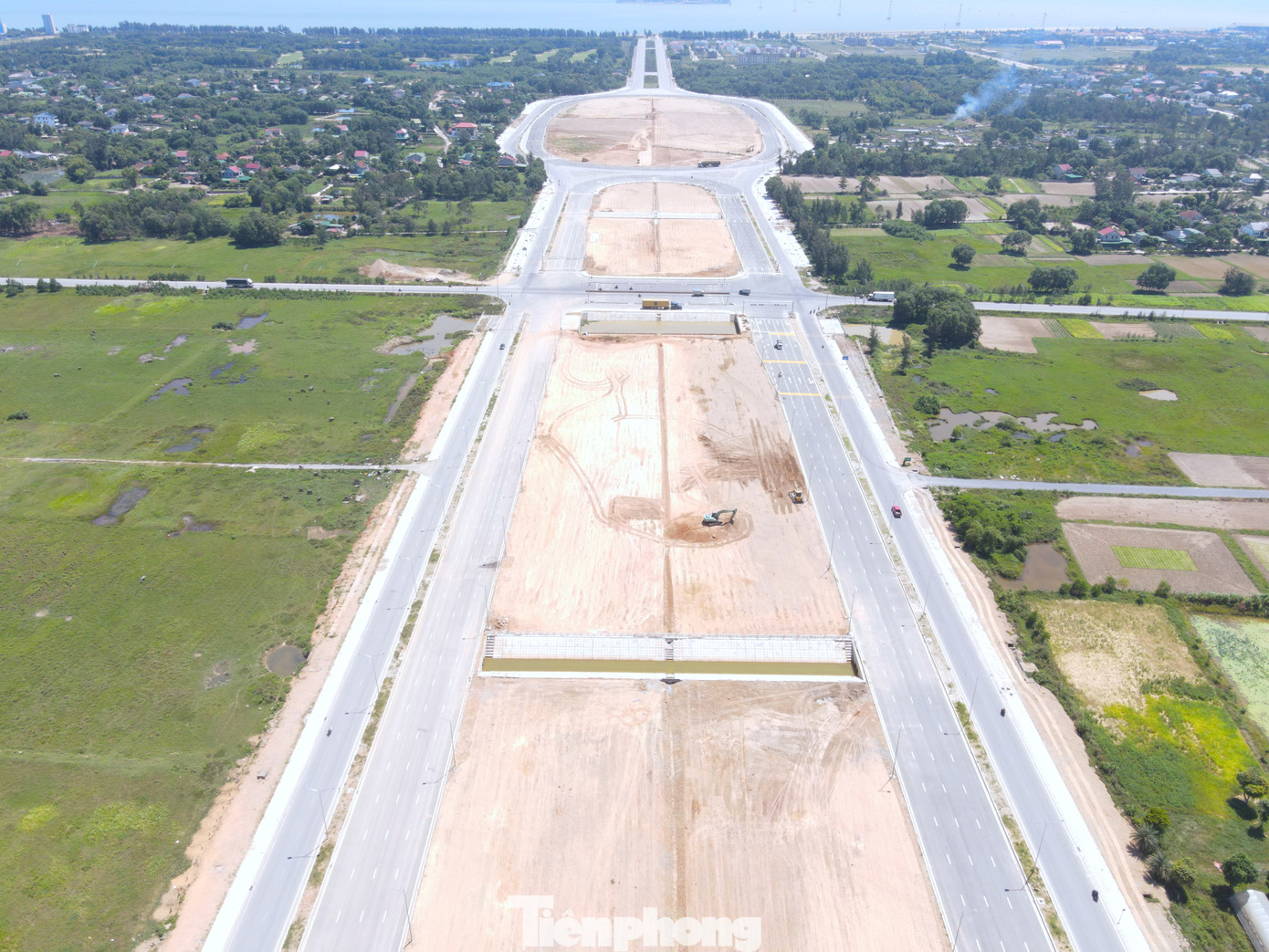 Đường được xây dựng với chỉ giới rộng từ 72m đến 290m. Đường chính có 8 làn xe. Đường gom 2 bên có 4 làn xe.