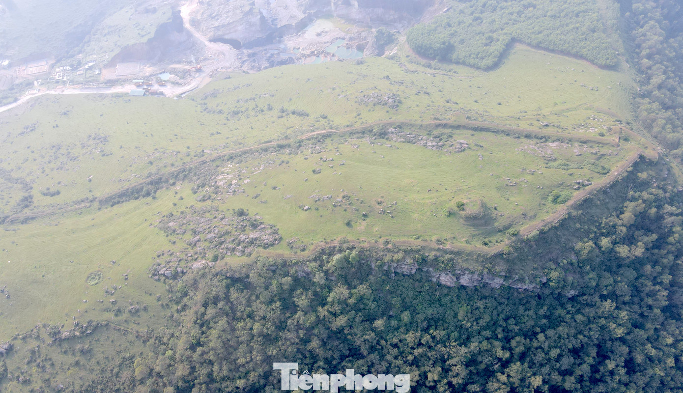 Lam Thành hay còn gọi là Thành Rum nằm trên đỉnh núi Lam Thành cao hơn 150 m. Thành có chiều dài khoảng 1.000 m được xây bằng đá son, đá vôi. Bề ngang khu vực thành rộng khoảng 500 m, thu hẹp ở 2 đầu.