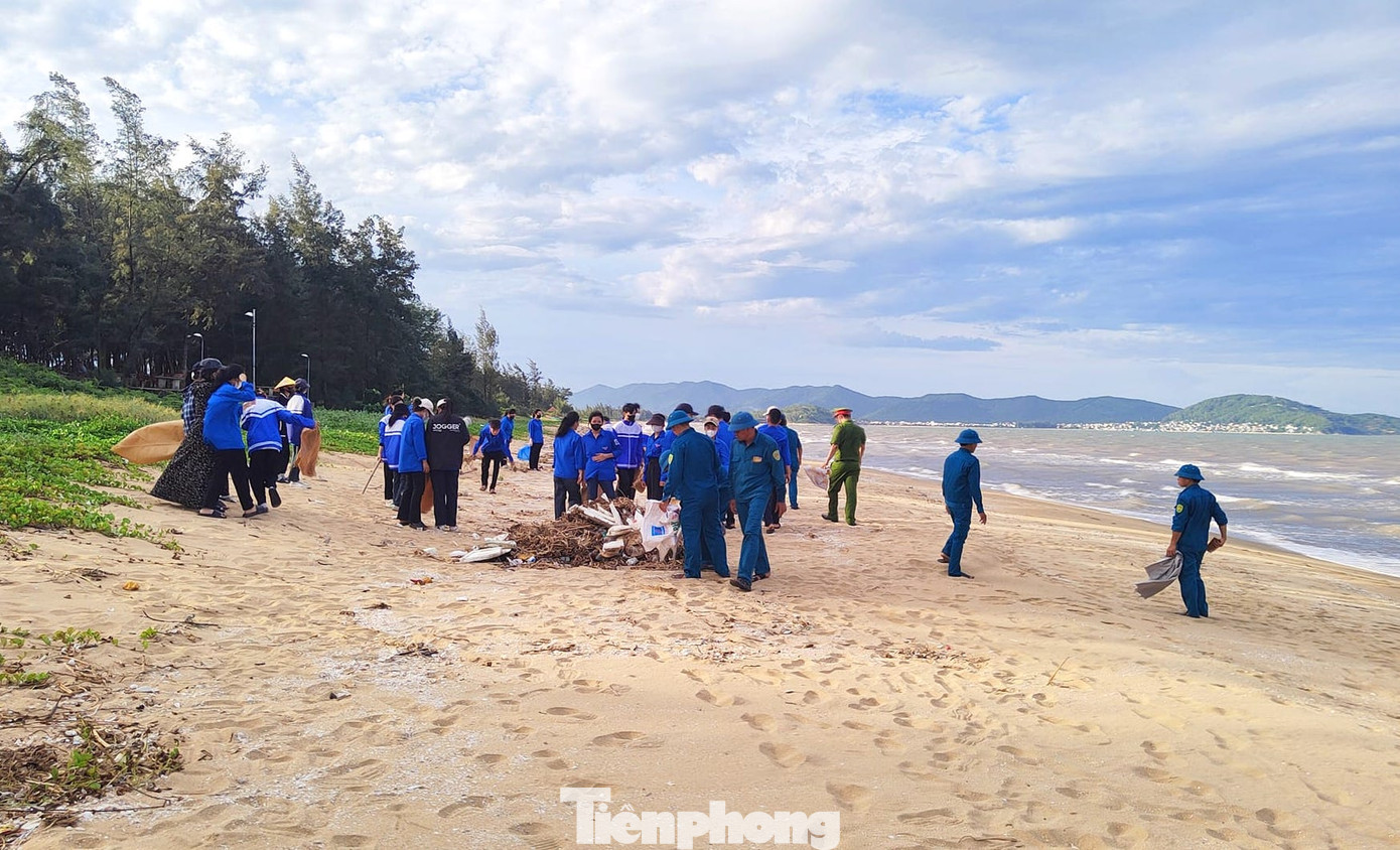 Các đoàn viên thanh niên cùng lực lượng chức năng dọn dẹp rác, làm sạch bãi biển. Các đoàn viên thanh niên cùng lực lượng chức năng dọn dẹp rác, làm sạch bãi biển.
