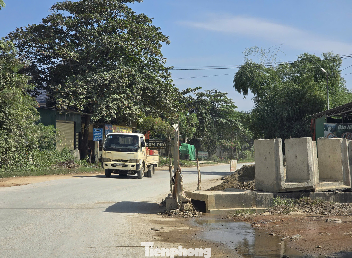 Dọc tuyến nhiều đoạn chưa được bàn giao mặt bằng nên chưa thể thi công dự án.