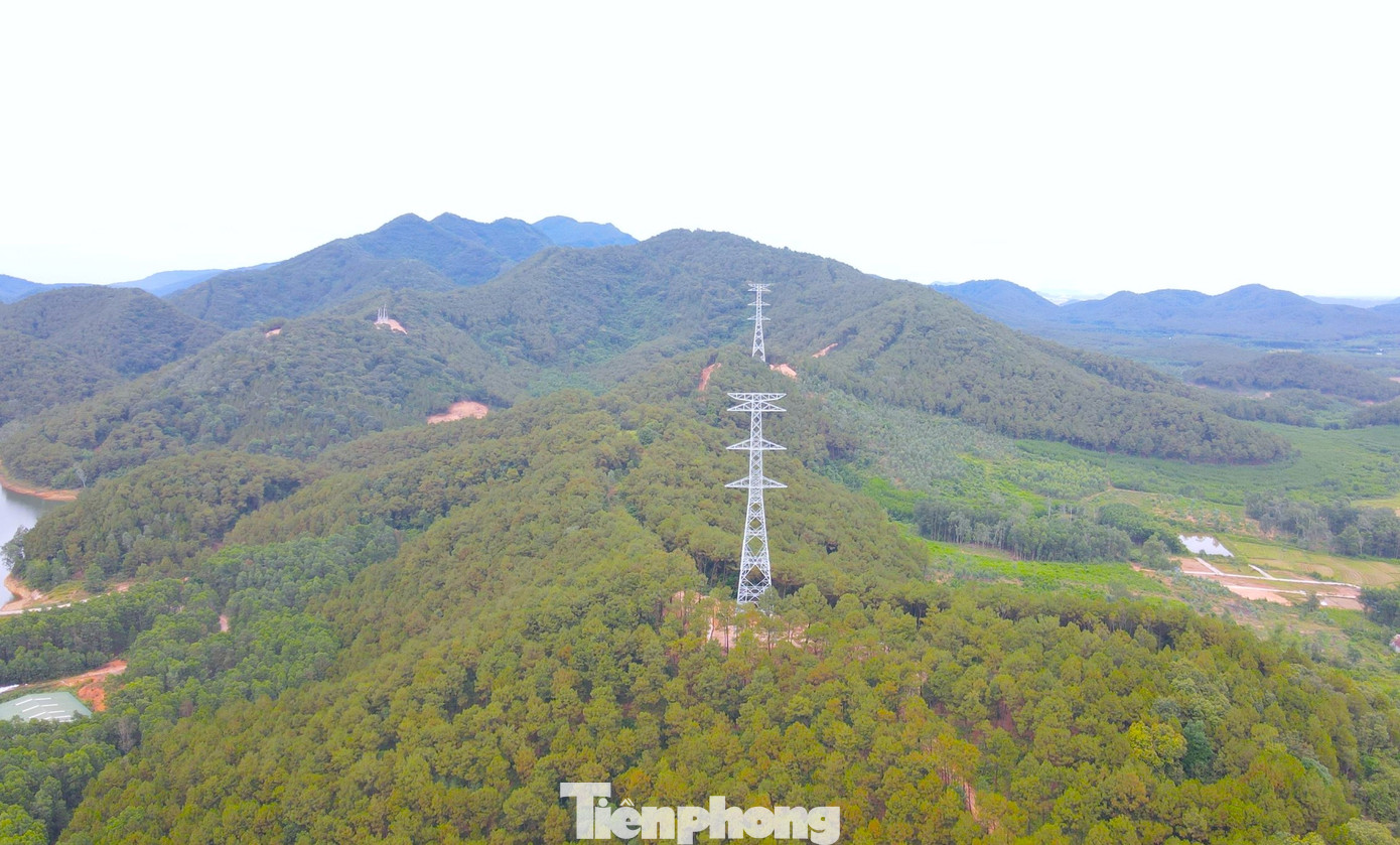 Đường điện 500kV mạch 3 đi qua địa bàn tỉnh Nghệ An dài gần 100km với 202 cột điện nằm trên nhiều địa hình từ đồi núi đến đồng ruộng của 6 huyện, thị xã.