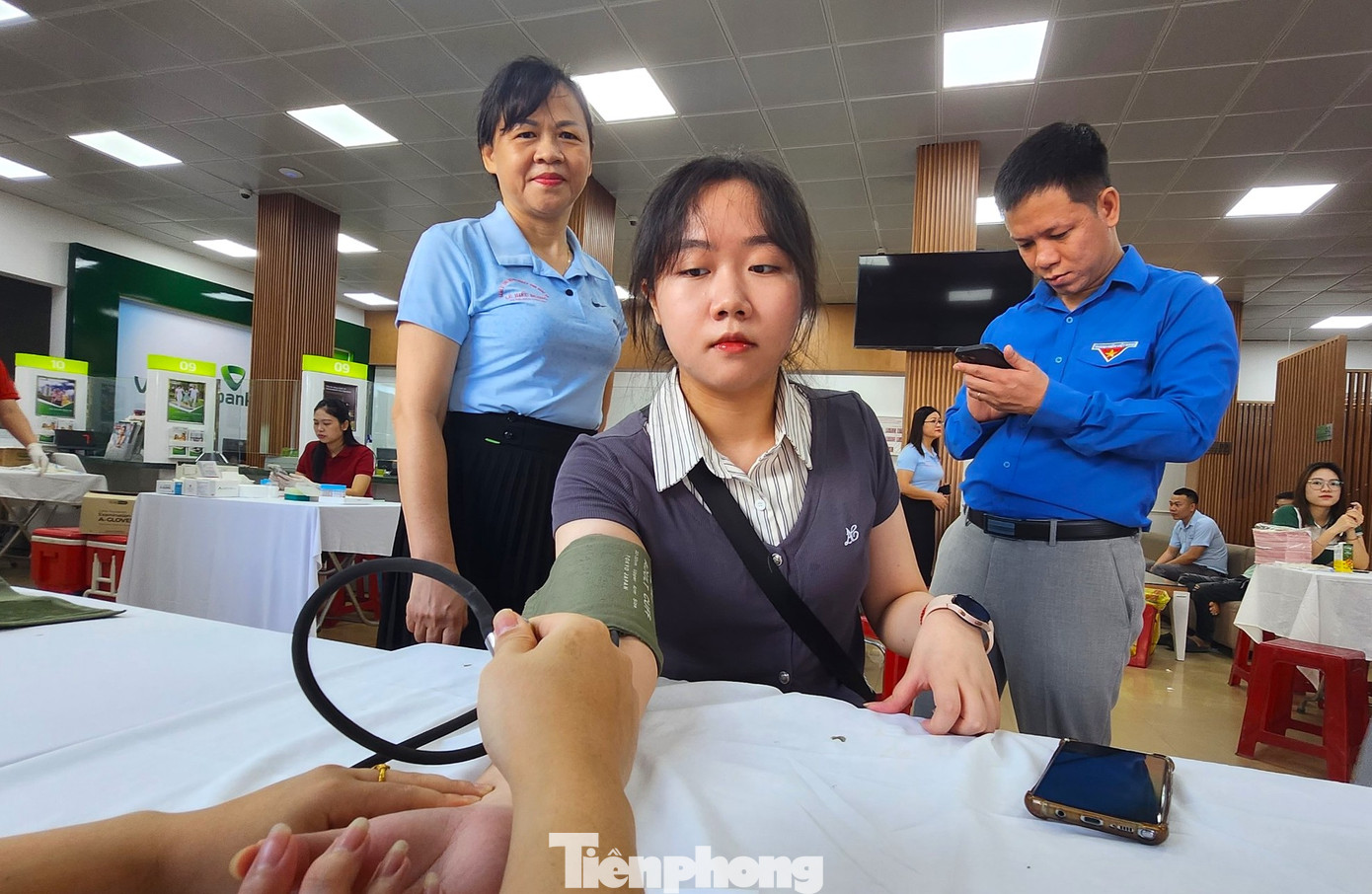 “Máu là loại dược phẩm đặc biệt, không một nơi nào có thể sản xuất, chỉ có thể được hiến tặng từ những trái tim nhân ái, với tình cảm và lòng yêu thương dành cho cộng đồng. Hiến máu tình nguyện chính là một hành động cao cả, một nghĩa cử cao đẹp của mỗi cá nhân, là một hoạt động mang ý nghĩa nhân văn. Từ xa xưa tới nay, nhân dân ta luôn tự hào giữ gìn và phát huy những truyền thống tốt đẹp như thế, thể hiện tinh thần tương thân tương ái “Thương người như thể thương thân” truyền thống của dân tộc Việt Nam”, anh Nguyễn Bá Tuấn Anh chia sẻ. “Máu là loại dược phẩm đặc biệt, không một nơi nào có thể sản xuất, chỉ có thể được hiến tặng từ những trái tim nhân ái, với tình cảm và lòng yêu thương dành cho cộng đồng. Hiến máu tình nguyện chính là một hành động cao cả, một nghĩa cử cao đẹp của mỗi cá nhân, là một hoạt động mang ý nghĩa nhân văn. Từ xa xưa tới nay, nhân dân ta luôn tự hào giữ gìn và phát huy những truyền thống tốt đẹp như thế, thể hiện tinh thần tương thân tương ái “Thương người như thể thương thân” truyền thống của dân tộc Việt Nam”, anh Nguyễn Bá Tuấn Anh chia sẻ.