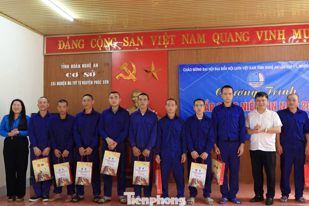 Trao tặng 10 suất quà cho 10 học viên có thành tích tốt trong quá trình rèn luyện tại cơ sở.