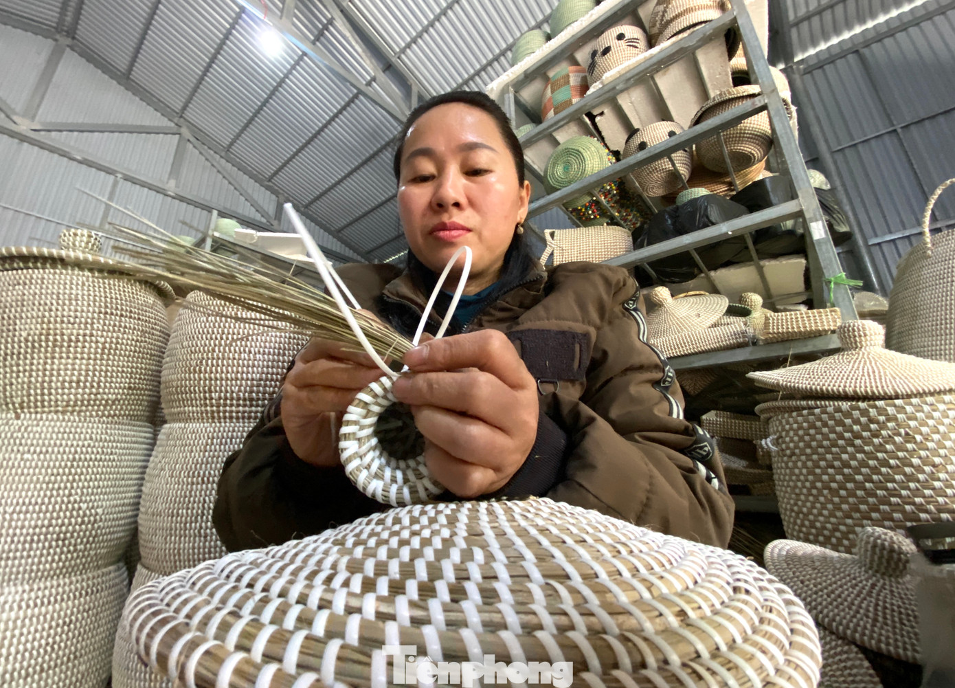 Năm 2017, chị Trương Thị Hân lặn lội ra những làng nghề đan cói ở các tỉnh phía Bắc để học và tìm hiểu thị trường với mong muốn tận dụng nguồn nguyên liệu cói bị bỏ lãng phí ở quê và tạo công ăn việc làm cho chị em nhàn rỗi.