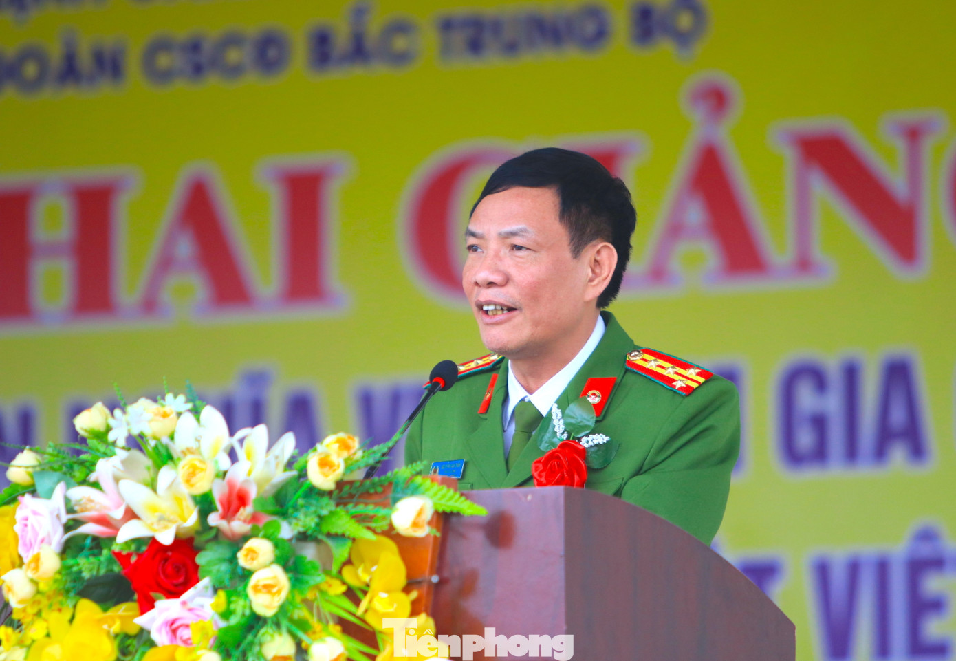 Đại tá Nguyễn Văn Trầm - Phó Tư lệnh Cảnh sát cơ động cho biết: Bộ Tư lệnh Cảnh sát cơ động đã tổ chức tiếp nhận, huấn luyện cho hơn 16.000 công dân thực hiện nghĩa vụ tham gia Công an nhân dân. Trong đó, gần 12.600 chiến sĩ thuộc công an các đơn vị, địa phương và gần 3.500 chiến sĩ thuộc Bộ Tư lệnh. Bộ Tư lệnh Cảnh sát cơ động đã giao cho 10 trung đoàn và 2 trung tâm huấn luyện và bồi dưỡng nghiệp vụ tổ chức tiếp nhận, huấn luyện. “Đề nghị các đồng chí rà soát, điều chỉnh nội dung, chương trình giáo án, bài giảng cho phù hợp, bám sát các yêu cầu, nhiệm vụ thực tiễn và trên từng lĩnh vực cụ thể. Luôn giữ nguyên tắc, nêu cao quan điểm: Chưa an toàn, tuyệt đối chưa tổ chức huấn luyện. Phải tiến hành đồng bộ nhiều giải pháp nhằm đảm bảo an toàn tuyệt đối trong huấn luyện”, Đại tá Nguyễn Văn Trầm phát biểu chỉ đạo. Đại tá Nguyễn Văn Trầm - Phó Tư lệnh Cảnh sát cơ động cho biết: Bộ Tư lệnh Cảnh sát cơ động đã tổ chức tiếp nhận, huấn luyện cho hơn 16.000 công dân thực hiện nghĩa vụ tham gia Công an nhân dân. Trong đó, gần 12.600 chiến sĩ thuộc công an các đơn vị, địa phương và gần 3.500 chiến sĩ thuộc Bộ Tư lệnh. Bộ Tư lệnh Cảnh sát cơ động đã giao cho 10 trung đoàn và 2 trung tâm huấn luyện và bồi dưỡng nghiệp vụ tổ chức tiếp nhận, huấn luyện. “Đề nghị các đồng chí rà soát, điều chỉnh nội dung, chương trình giáo án, bài giảng cho phù hợp, bám sát các yêu cầu, nhiệm vụ thực tiễn và trên từng lĩnh vực cụ thể. Luôn giữ nguyên tắc, nêu cao quan điểm: Chưa an toàn, tuyệt đối chưa tổ chức huấn luyện. Phải tiến hành đồng bộ nhiều giải pháp nhằm đảm bảo an toàn tuyệt đối trong huấn luyện”, Đại tá Nguyễn Văn Trầm phát biểu chỉ đạo.