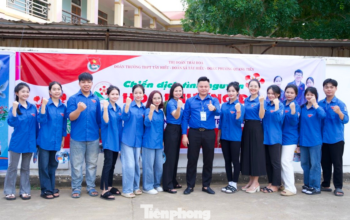 Tại các huyện, thành, thị trên địa bàn tỉnh Nghệ An, các đoàn viên thanh niên cũng đồng loạt lập các điểm để hỗ trợ thí sinh và người nhà thí sinh về tham dự kỳ thi tuyển sinh lớp 10.
