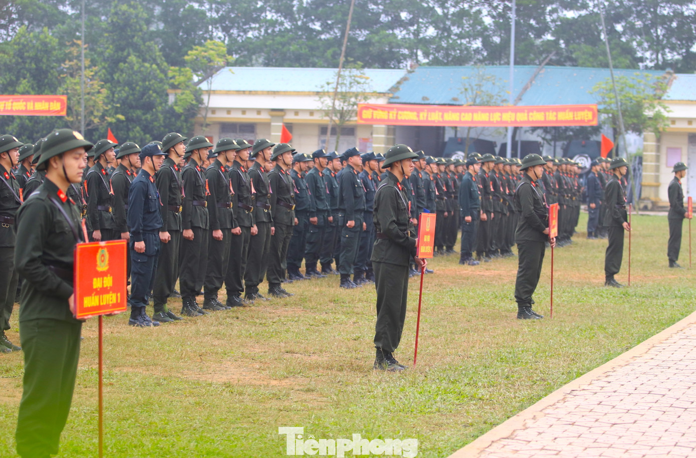 775 công dân tham gia nghĩa vụ công an nhân dân tại các tỉnh: Nghệ An, Hà Tĩnh, Ninh Bình, Thanh Hóa được Trung đoàn CSCĐ tiếp nhận huấn luyện. Đây là những công dân ưu tú, có sức khỏe tốt, lý lịch trong sáng, có lý tưởng sống cao đẹp. Tiếp nối truyền thống cha anh của lực lượng công an nhân dân vì nước quên thân, vì dân phục vụ, bảo vệ sự bình yên và hạnh phúc của nhân dân. 775 công dân tham gia nghĩa vụ công an nhân dân tại các tỉnh: Nghệ An, Hà Tĩnh, Ninh Bình, Thanh Hóa được Trung đoàn CSCĐ tiếp nhận huấn luyện. Đây là những công dân ưu tú, có sức khỏe tốt, lý lịch trong sáng, có lý tưởng sống cao đẹp. Tiếp nối truyền thống cha anh của lực lượng công an nhân dân vì nước quên thân, vì dân phục vụ, bảo vệ sự bình yên và hạnh phúc của nhân dân.