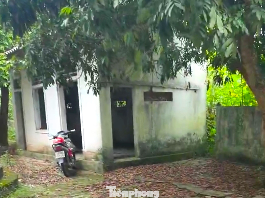 Căn nhà bỏ hoang nơi phát hiện thi thể nạn nhân V., tử vong trong tư thế treo cổ, xe máy nạn nhân dựng phía ngoài. Căn nhà bỏ hoang nơi phát hiện thi thể nạn nhân V., tử vong trong tư thế treo cổ, xe máy nạn nhân dựng phía ngoài.