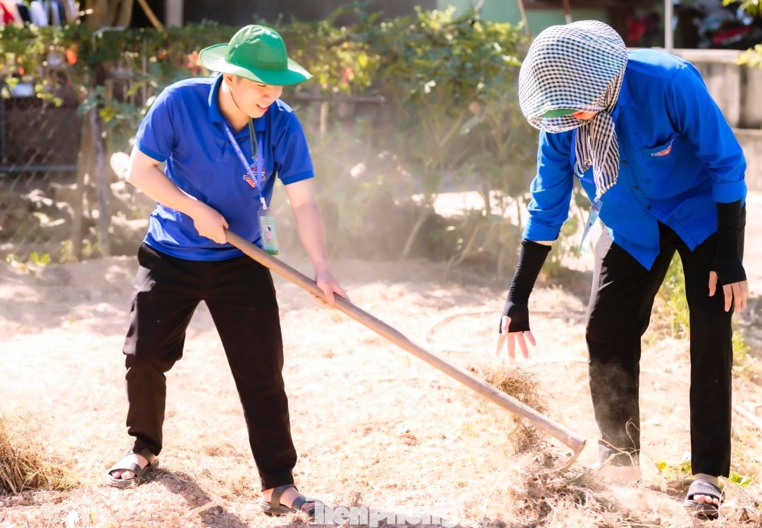 Được biết, bà Trần Thị Hà bị đau chân, đi lại khó khăn và hiện ở một mình. Trước hoàn cảnh khó khăn của gia đình, sau khi thăm hỏi tặng quà, các đoàn viên thanh niên đã tiến hành dọn dẹp nhà cửa, sân, vườn để bà Trần Thị Hà có một ngày kỷ niệm trọn vẹn.