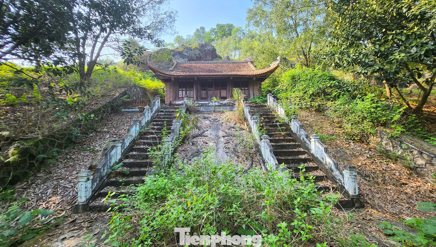 Một cơ sở tôn giáo bị bỏ hoang ngay dưới lưng chừng chân núi Lam Thành.