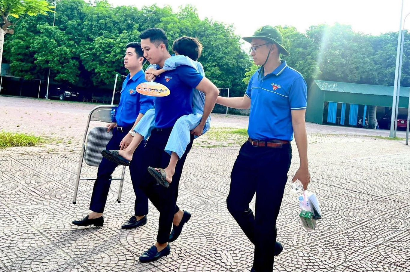 Nam sinh Tú được đội thanh niên tình nguyện cõng vào phòng thi. Tú còn được bố trí 1 chiếc ghế tựa để đảm bảo ngồi làm bài an toàn. Nam sinh Tú được đội thanh niên tình nguyện cõng vào phòng thi. Tú còn được bố trí 1 chiếc ghế tựa để đảm bảo ngồi làm bài an toàn.