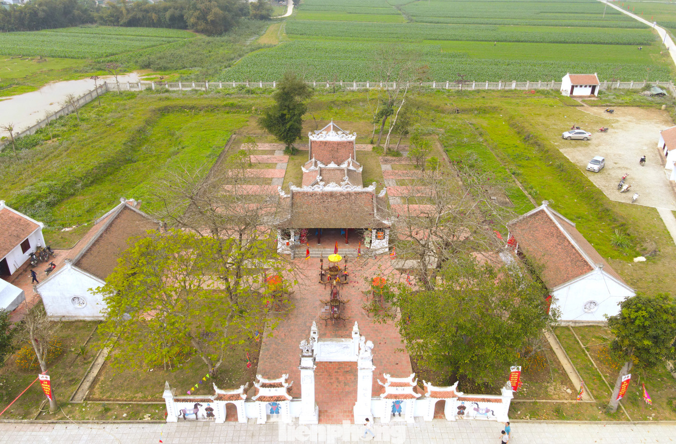 Đền Thanh Liệt, tọa lạc bên bờ sông Lam, thuộc xã Xuân Lam (huyện Hưng Nguyên, tỉnh Nghệ An), là ngôi đền nổi tiếng, một di tích lịch sử gắn liền với giá trị văn hóa đặc sắc của người dân miền sông nước. Đền được xây dựng vào cuối đời Hậu Lê. Các vị thần được thờ tại đền hầu hết gắn liền với miền sông nước như Thủy Phủ Phù Tang Cam Lâm Đại Đế, Thủy Quốc Động Đình Quân, Tiên Sư Hà Bá Thuỷ Quan Long Vương Chúa Tể, Thủy Tinh Phu Nhân, Đào Bá Công Chúa Quế Thánh Nương, Long Vương Chúa Tể Thủy Tộc, Thủy Phủ Ngũ Vị Hoàng Vương, Bản Thổ Tích Phúc Thủy Hưu, Sơn Liêu Độc Cước, Sát Hải Đại Vương Hoàng Tá Thôn, Nguyễn Biểu.