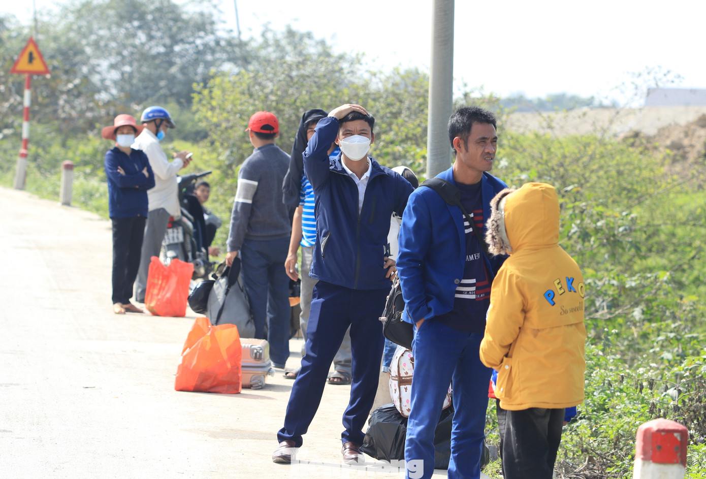 Thời tiết trên địa bàn Nghệ An nắng nóng khiến đoàn người vất vả, nhọc nhằn chờ đón xe.
