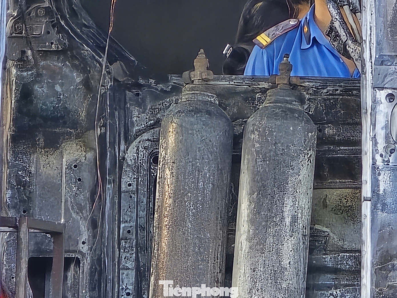 Bình oxy trên xe cứu thương cháy đen.