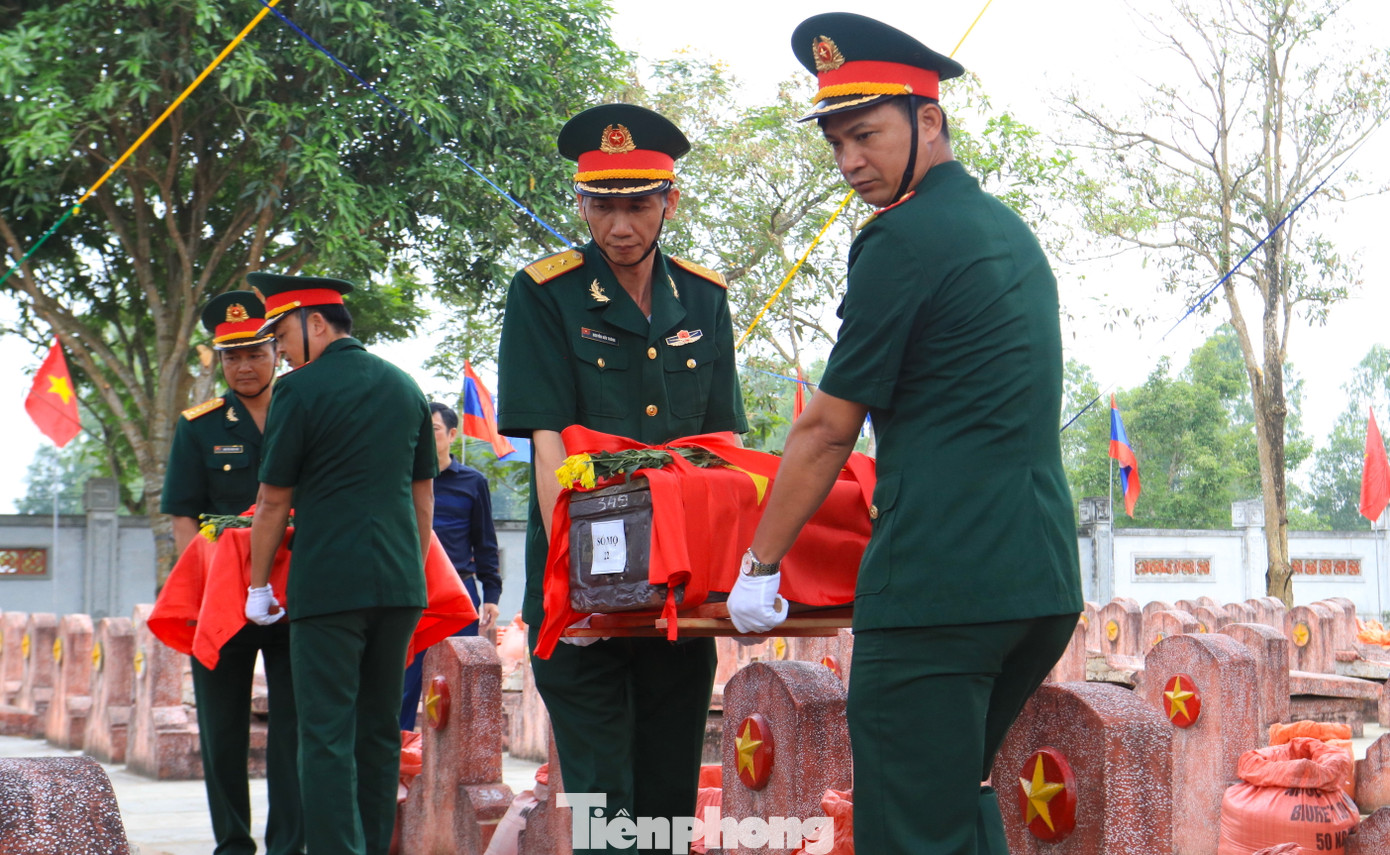 Các cán bộ chiến sỹ thực hiện di chuyển hài cốt anh hùng liệt sỹ về vị trí mộ.