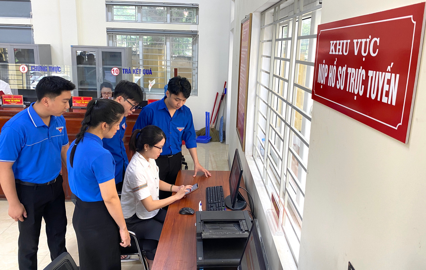 &quot;Sau khi mô hình chính quyền 2 cấp đi vào hoạt động, Ban Thường vụ Đoàn phường Trường Vinh đã thành lập đội hình thanh niên tình nguyện gồm 20 cán bộ đoàn viên túc trực tại Trung tâm hành chính công để hỗ trợ và phục vụ nhân dân thực hiện thủ tục hành chính. Thời gian đầu thực hiện mô hình chính quyền mới, người dân còn bỡ ngỡ nên khi được hỗ trợ, ai cũng vui vẻ”, chị Trần Thị Khánh Linh - Bí thư Đoàn phường Trường Vinh nói.