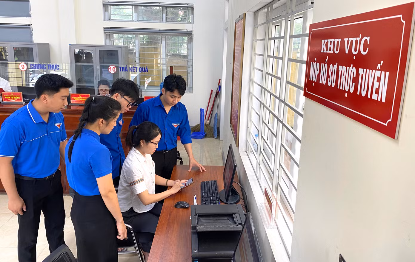 "Sau khi mô hình chính quyền 2 cấp đi vào hoạt động, Ban Thường vụ Đoàn phường Trường Vinh đã thành lập đội hình thanh niên tình nguyện gồm 20 cán bộ đoàn viên túc trực tại Trung tâm hành chính công để hỗ trợ và phục vụ nhân dân thực hiện thủ tục hành chính. Thời gian đầu thực hiện mô hình chính quyền mới, người dân còn bỡ ngỡ nên khi được hỗ trợ, ai cũng vui vẻ”, chị Trần Thị Khánh Linh - Bí thư Đoàn phường Trường Vinh nói.
