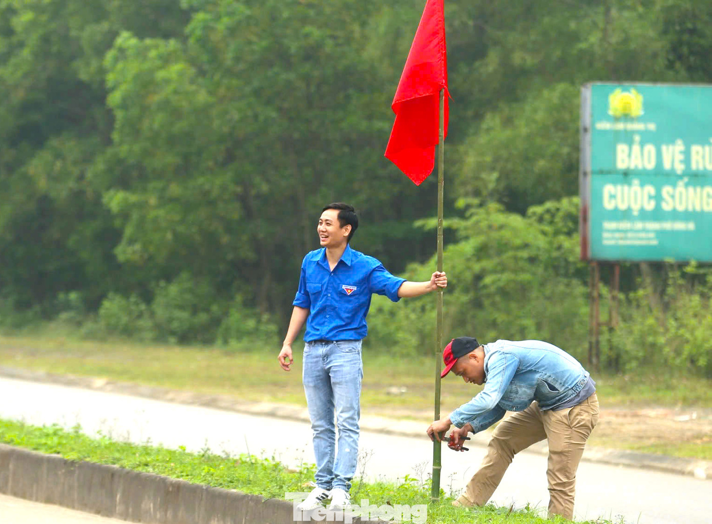 Những ngày qua, các đoàn viên thanh niên tỉnh Quảng Trị đã tham gia hỗ trợ công tác chuẩn bị Giải Tiền Phong Marathon 2025. Những ngày qua, các đoàn viên thanh niên tỉnh Quảng Trị đã tham gia hỗ trợ công tác chuẩn bị Giải Tiền Phong Marathon 2025.