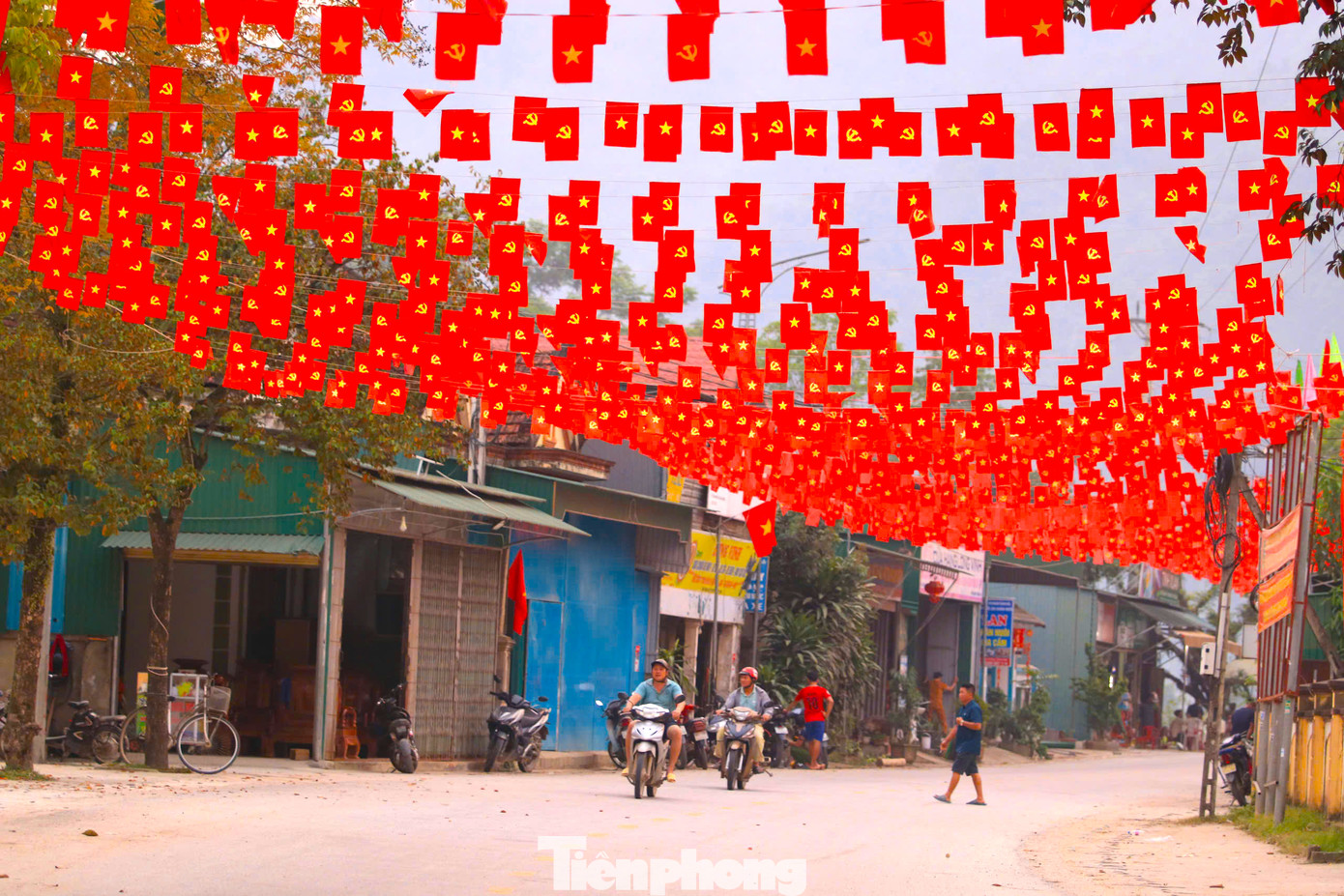 Các khu dân cư, khối xóm ở xã Môn Sơn đều đã trang hoàng cờ hoa, tô thêm vẻ đẹp rực rỡ hướng về ngày lễ lớn. Ảnh: Ngọc Tú.