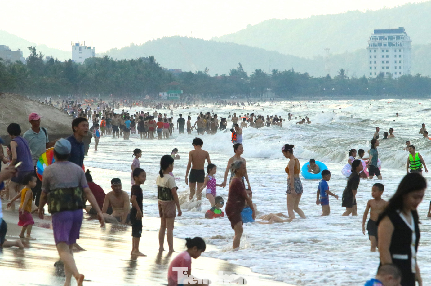 Ghi nhận của PV, trong 2 ngày nay du khách đổ dồn về tắm khiến bãi biển này đông nghịt người.