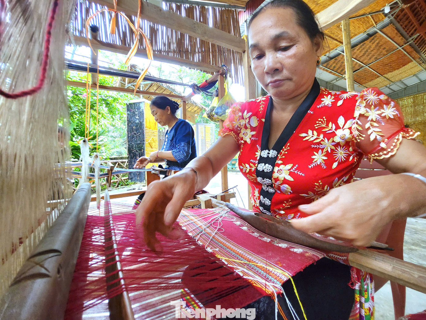 Bà Bích cũng được biết đến là một thợ dệt thổ cẩm có tiếng ở xã Châu Tiến (Quỳ Châu, Nghệ An). Hiện bà Bích tự nuôi tằm, lấy tơ dệt vải.
