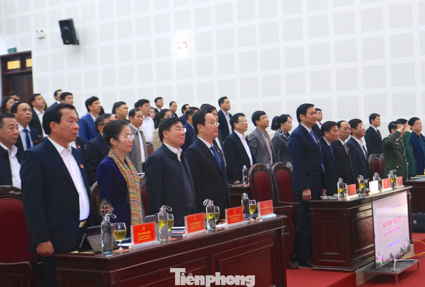 Các đại biểu tham dự kỳ họp.