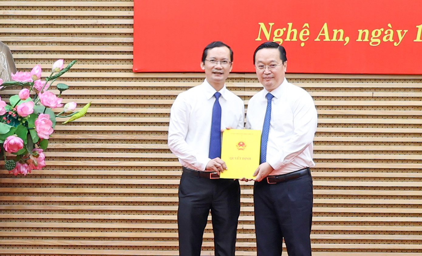 Ông Nguyễn Đức Trung - Bí thư Tỉnh ủy, Chủ tịch UBND tỉnh trao quyết định bổ nhiệm ông Nguyễn Mạnh Cường - Phó Chánh Văn phòng Đoàn ĐBQH và HĐND tỉnh giữ chức vụ Phó Giám đốc Sở Tư pháp. Ảnh: Kim Oanh Ông Nguyễn Đức Trung - Bí thư Tỉnh ủy, Chủ tịch UBND tỉnh trao quyết định bổ nhiệm ông Nguyễn Mạnh Cường - Phó Chánh Văn phòng Đoàn ĐBQH và HĐND tỉnh giữ chức vụ Phó Giám đốc Sở Tư pháp. Ảnh: Kim Oanh